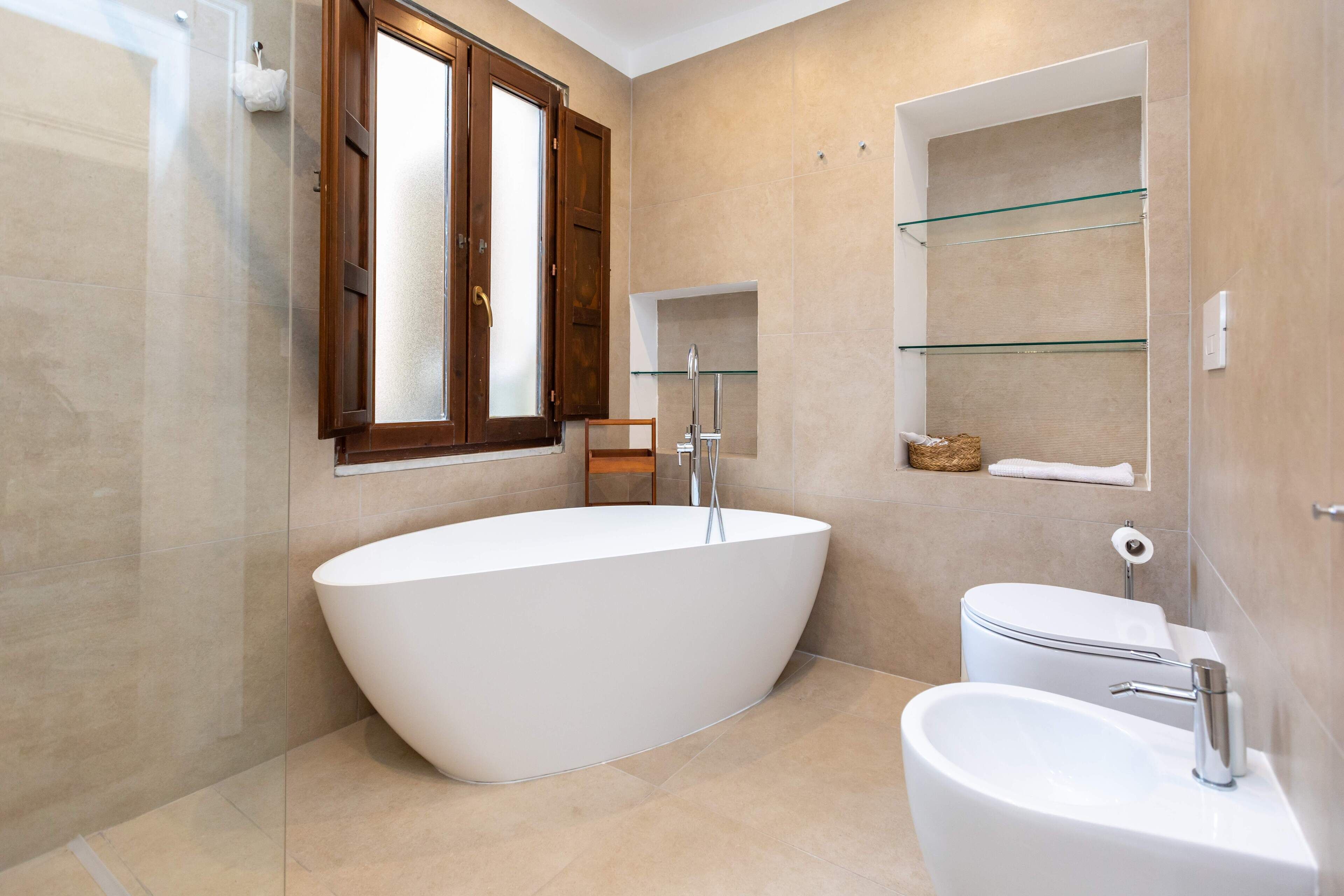 Regadera, secadora de cabello, bidet, toallas 