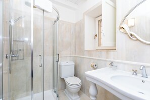 Doccia, set di cortesia gratuito, asciugacapelli, bidet