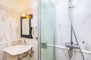 Shower, free toiletries, hair dryer, bidet - SeaChilly House by Ortigiaapartments (Syracuse)