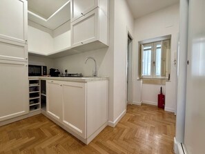 Frigorifero, forno, piano cottura, macchina per tè/caffè