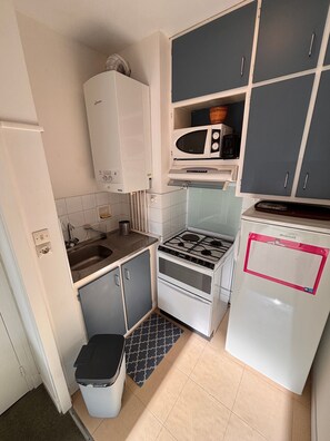 Fridge, microwave, oven, stovetop - Ti Hou – 1-Bedroom Apartment 600 m from the Beach – Lajarrige (LA BAULE ESCOUBLAC)