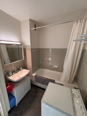 Shower, hair dryer - Ti Hou – 1-Bedroom Apartment 600 m from the Beach – Lajarrige (LA BAULE ESCOUBLAC)