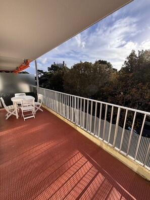 Outdoor dining - Ti Hou – 1-Bedroom Apartment 600 m from the Beach – Lajarrige (LA BAULE ESCOUBLAC)