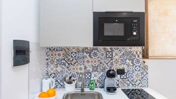 Kühlschrank, Herdplatte, Wasserkocher mit Kaffee-/Teezubehör, Toaster