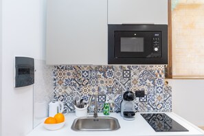 Kühlschrank, Herdplatte, Wasserkocher mit Kaffee-/Teezubehör, Toaster