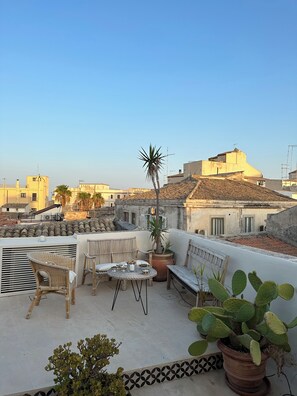 Outdoor dining - Terrazza Cavalieri di Malta by Ortigiapartments (Syracuse)