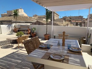 Outdoor dining - Terrazza Cavalieri di Malta by Ortigiapartments (Syracuse)