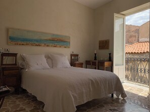 Tabla de planchar con plancha, wifi gratis, ropa de cama