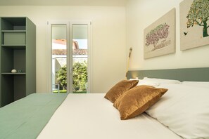 Iron/ironing board, free WiFi, bed sheets