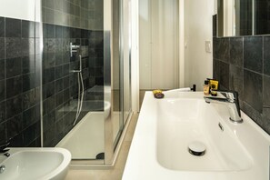 Shower, free toiletries, hair dryer, bidet - Villa Alice by Ortigiaapartments (Syracuse)