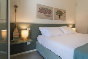 Tabla de planchar con plancha, wifi gratis y ropa de cama 