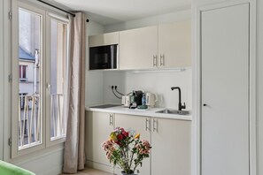 Een koelkast, een microgolfoven, een oven, een kookplaat