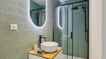 Articles de toilette gratuits, sĂšche-cheveux, serviettes fournies