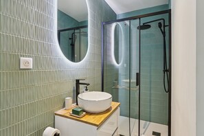 Gratis toiletartikelen, een haardroger, handdoeken, toiletpapier