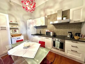 Fridge, oven, stovetop, dishwasher - La Casa di Aretusa - Three Bedroom Apartment, Sleeps 5 (Syracuse)