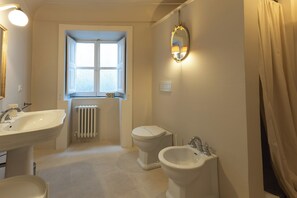 Bruser, hårtørrer, bidet