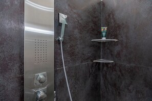 Shower, free toiletries, hair dryer, bidet - Poseidone Apartment - Two Bedroom Apartment, Sleeps 4 (Syracuse)