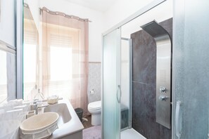 Douche, articles de toilette gratuits, sèche-cheveux, bidet