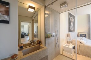 Regadera, secadora de cabello, bidet