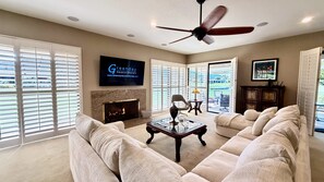 Smart TV, fireplace, stereo - Harvard Hideaway: sun-splashed, westerly views in The Springs Country Club. Managed by Greenday! (Rancho Mirage)