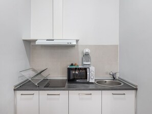 ตู้เย็น, ไมโครเวฟ, เตาประกอบอาหาร, เครื่องครัว/จาน/ช้อนส้อม