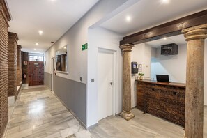 ฝ่ายต้อนรับ