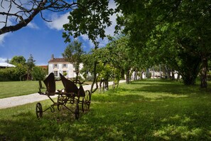 Property grounds - Holiday Home 'La Longère Suzanne' with Shared Pool, Shared Terrace and Wi-Fi (Fontenet)