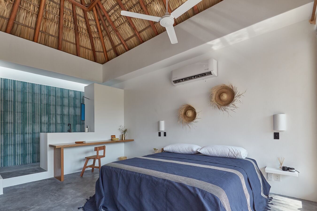 Habitación doble superior, balcón, vista a la alberca | Cortinas blackout, tabla de planchar con plancha y wifi gratis 