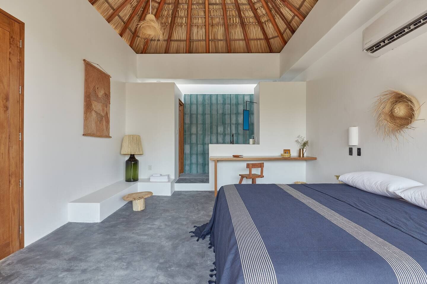 Superior-Doppelzimmer, Balkon, Poolblick | Verdunkelungsvorhänge, Bügeleisen/Bügelbrett, kostenloses WLAN