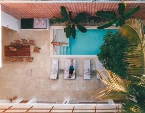 Kolam renang terbuka, kerusi lepak pantai 
