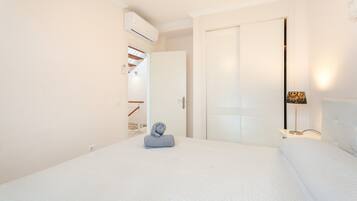 4 bedrooms, iron/ironing board, WiFi, bed sheets