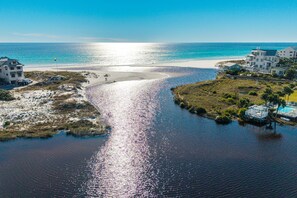 Une zone côtière caractérisée par un étroit canal maritime, des propriétés situées en bord de mer et une vue dégagée sur l’océan.