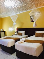 Tabla de planchar con plancha, wifi gratis y ropa de cama