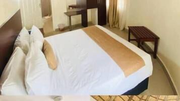 Standard-herbergi með tvíbreiðu rúmi - verönd - útsýni yfir ferðamannasvæði | Skrifborð, vinnuaðstaða fyrir fartölvur, straujárn/strauborð