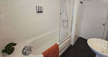 Central Atherstone, Modern Apartment