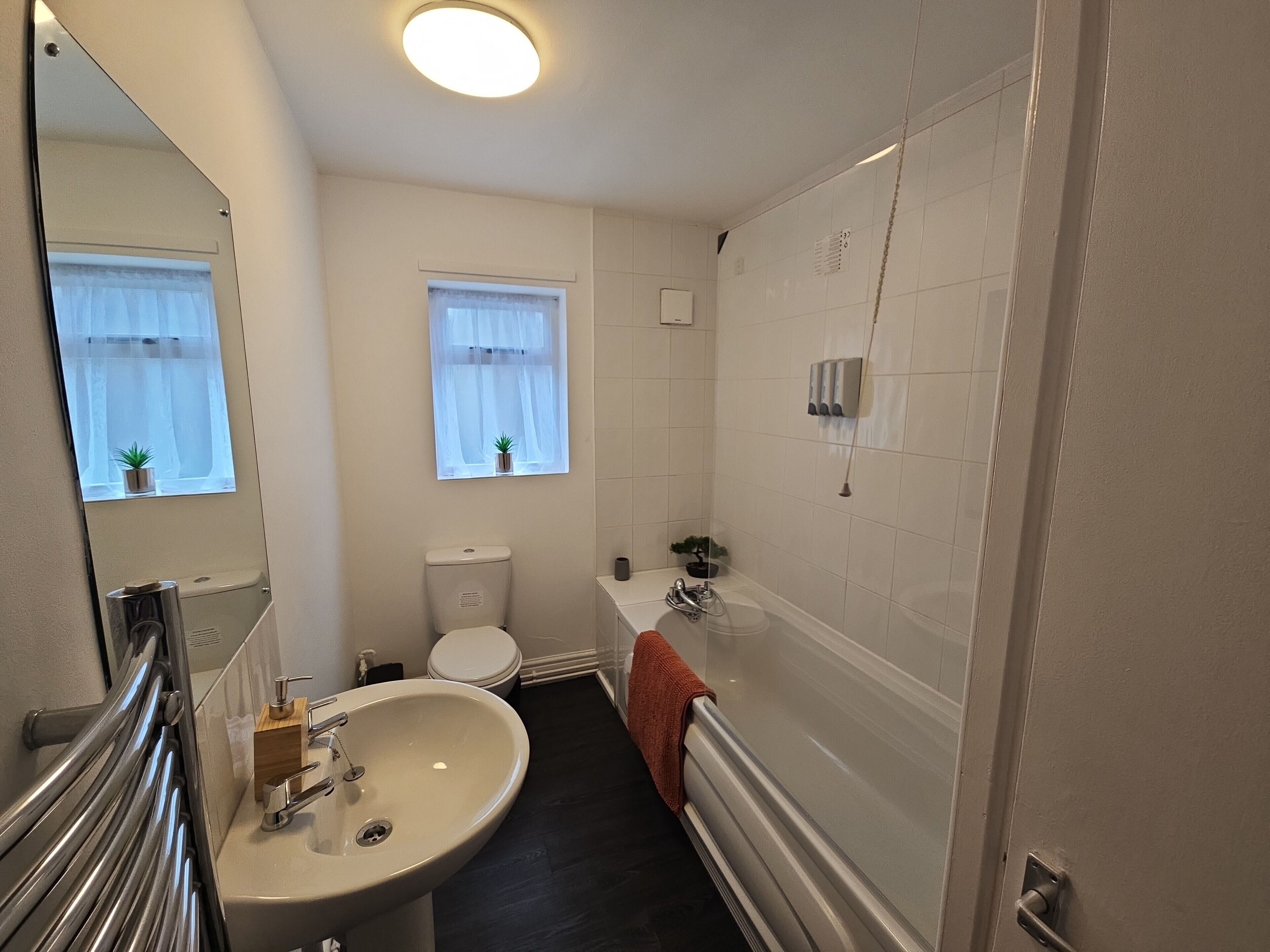 Hiustenkuivaaja, pyyhkeet, saippua, vessapaperi