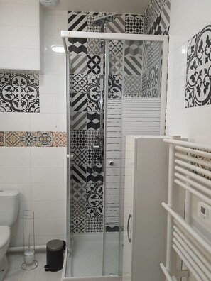 Shower, hair dryer, towels - 1 Bedroom unit with balcony in front of Le Bourget Airport (Le Blanc-Mesnil)