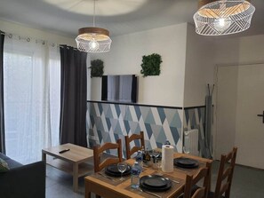 Dining - 1 Bedroom unit with balcony in front of Le Bourget Airport (Le Blanc-Mesnil)