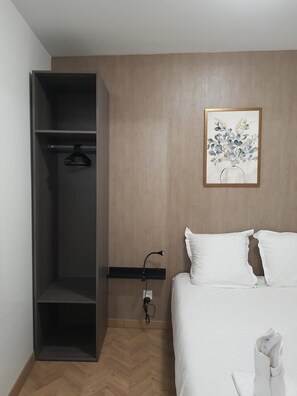 Desk, iron/ironing board, WiFi, bed sheets - 1 Bedroom unit with balcony in front of Le Bourget Airport (Le Blanc-Mesnil)