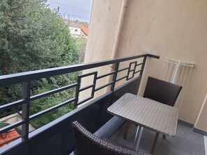 Property grounds - 1 Bedroom unit with balcony in front of Le Bourget Airport (Le Blanc-Mesnil)