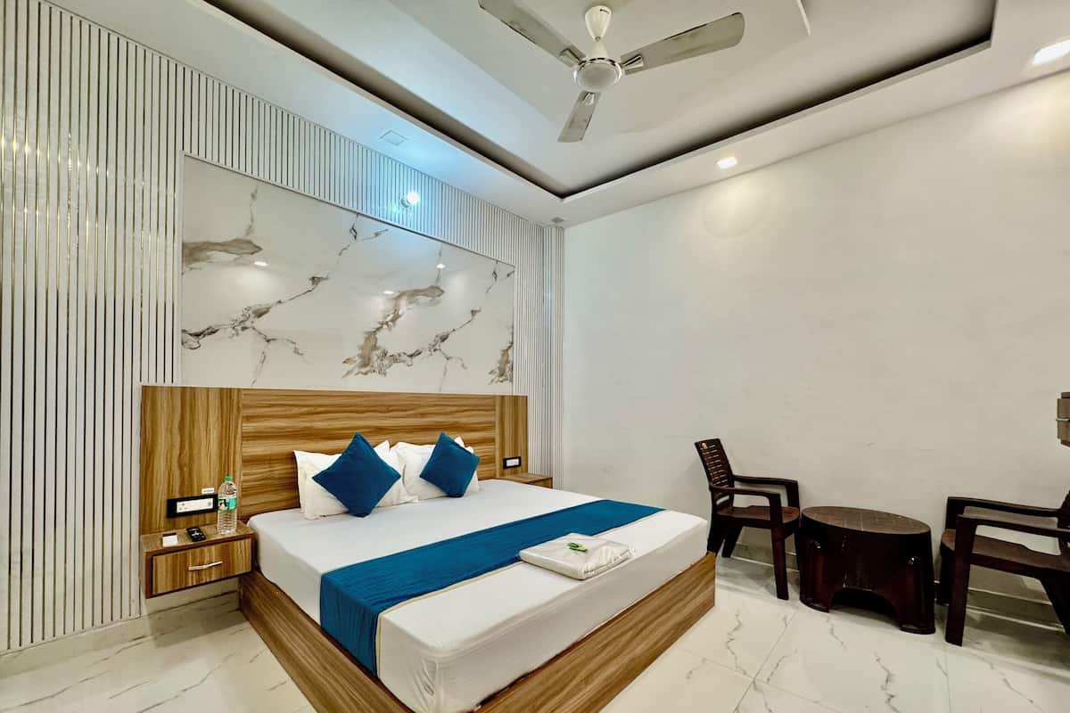 Deluxe Double Room | Desk