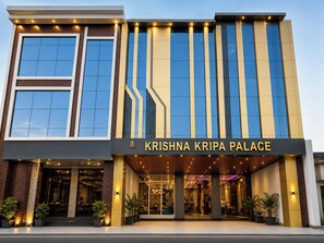 Ein modernes Gebäude mit einem Schild, auf dem 'KRISHNA KRIPA PALACE' steht.