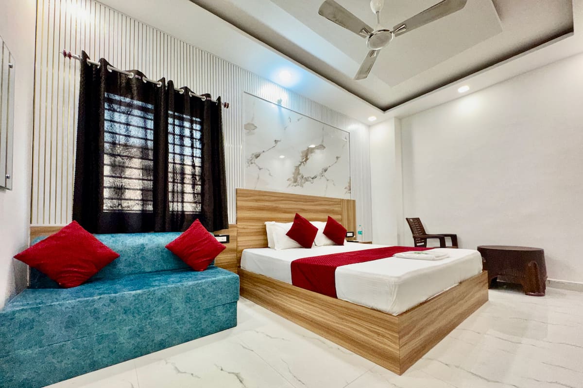 Standard Triple Room | Desk