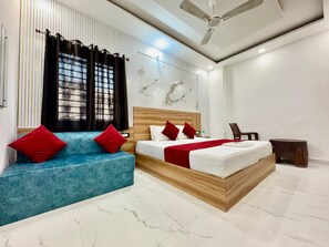 Habitación triple estándar | Ropa de cama de alta calidad, escritorio, ropa de cama