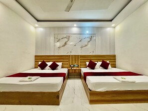 Family Room | Premium bedding, desk, bed sheets