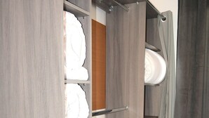 Armadio a muro con ante aperte, che mostra ripiani e spazio per appendere.