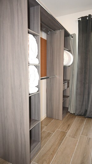 Interior - 1 Bedroom unit with balcony in front of Le Bourget Airport (Le Blanc-Mesnil)