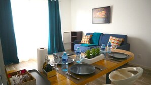 TV, books - 1 Bedroom unit with balcony in front of Le Bourget Airport (Le Blanc-Mesnil)