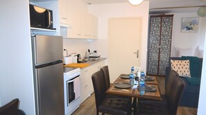 Kühlschrank, Mikrowelle, Ofen, Herdplatte