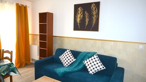 TV, books - 2 Bedroom unit in front of Le Bourget airport (Le Blanc-Mesnil)